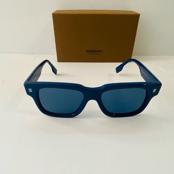 New BURBERRY
Dark Blue Square Men's Sunglasses - Picture 6 of 13